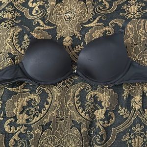 Frederick’s of Hollywood 32A black push-up bra. Used